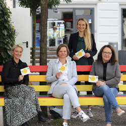 Das Team der Wertevielfalt für Straubinger Kitas:
Pädagoginnen und Pädagogen sind aktive Konstrukteure! Sie stärken Identität, sie fördern Toleranz, sie lehren demokratisches Handeln und stärken damit unsere Demokratie. Wertevieltfalt unterstützt sie dabei.
... und hier kommen Sie direkt zu meiner Präsentation. Das Team der Wertevielfalt für Straubinger Kitas:
Pädagoginnen und Pädagogen sind aktive Konstrukteure! Sie stärken Identität, sie fördern Toleranz, sie lehren demokratisches Handeln und stärken damit unsere Demokratie. Wertevieltfalt unterstützt sie dabei.
... und hier kommen Sie direkt zu meiner Präsentation.